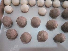 月饼皮15克，馅料30克分别称重好