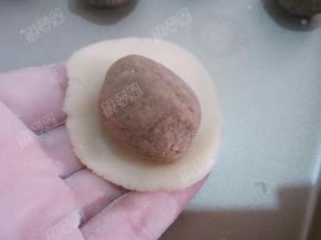 将馅料放入饼皮上