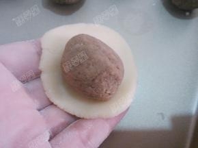 将馅料放入饼皮上