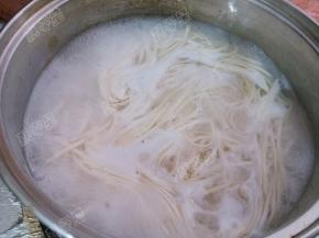 面条放入开水锅中煮熟