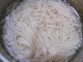 煮好的面条过凉水