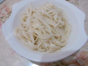 面条沥干一些捞出装碗