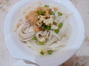 放入盐、白胡椒粉、酱油