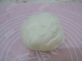 面粉放入面包机中，酵母用温水化开放入面粉中，揉成面团后发酵至两倍大