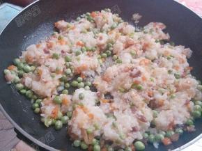腊肉、胡萝卜、青豆切粒放入热油锅中翻炒，加入蒸熟的糯米饭翻炒均匀调味就可以做馅了