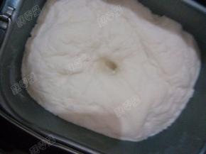 面粉放入面包机中，酵母用温水化开放入面粉中，揉成面团后发酵至两倍大