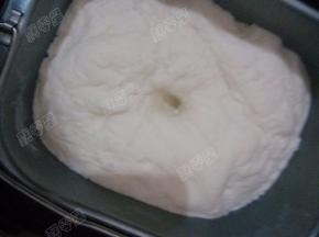 面粉放入面包机中，酵母用温水化开放入面粉中，揉成面团后发酵至两倍大