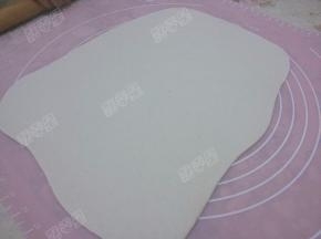 擀成方形薄片