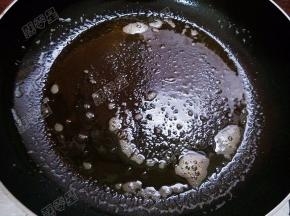 锅中放入菜籽油