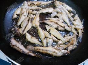 将小鱼煎至两面金黄