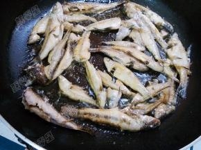 将小鱼煎至两面金黄