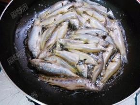 将小鱼放入锅中