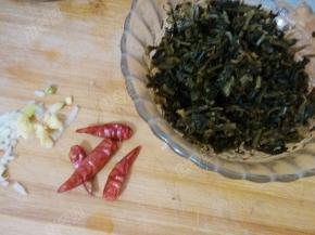 雪菜洗净切成碎末，干红辣椒蒜末