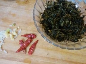 雪菜洗净切成碎末，干红辣椒蒜末