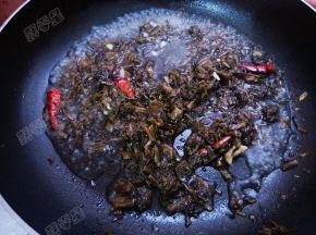 翻炒出香味，加入一点水