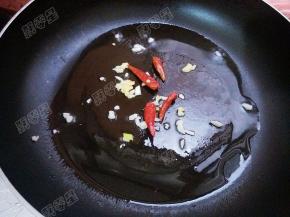 锅热油，放入蒜末和干红辣椒爆锅