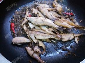 倒入煎好的小鱼