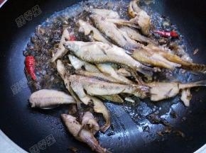 倒入煎好的小鱼