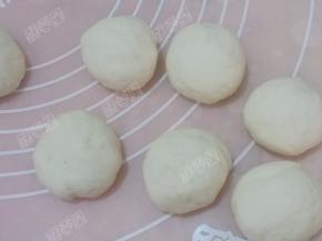 醒发好的面团重新排气揉匀