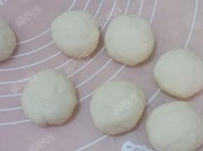 醒发好的面团重新排气揉匀