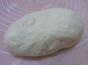 面粉加入酵母水揉成面团醒发至两倍大