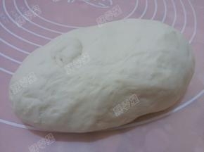 面粉加入酵母水揉成面团醒发至两倍大