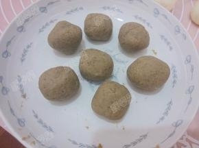 豆沙分成小份搓成圆球