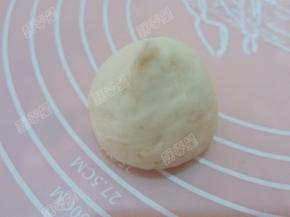 包起来收口朝下，顶端做出一个尖角