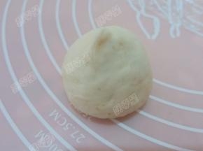 包起来收口朝下，顶端做出一个尖角