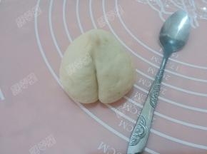 用勺子柄压出痕迹，稍微整型成桃子的形状