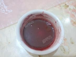 红曲粉加入温水拌匀