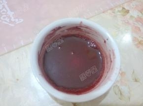 红曲粉加入温水拌匀