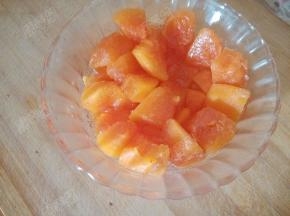 木瓜去皮去籽切成滚刀块