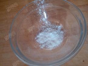 碗中放入生粉