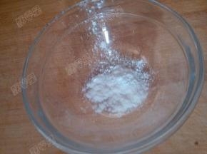 碗中放入生粉