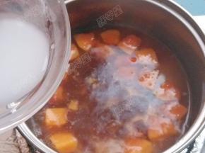 再次煮沸后倒入水淀粉勾芡