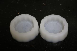 准备好硅胶月饼模具