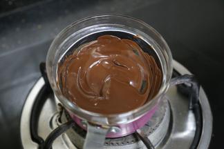 取50克黑巧克力隔水融化