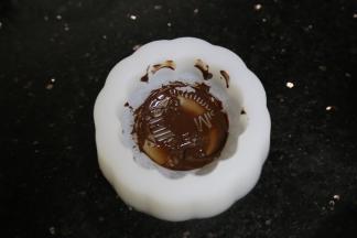 用刷子刷进模具内，第一层着重刷花纹，放入冰箱冷藏15分钟左右或冷冻几分钟