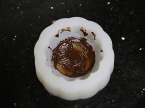 用刷子刷进模具内，第一层着重刷花纹，放入冰箱冷藏15分钟左右或冷冻几分钟