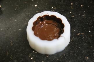 取出刷上第二层法芙娜巧克力液，放入冰箱冷藏15分钟或冷冻几分钟