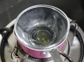 吉利丁片冷水泡软后隔水液化