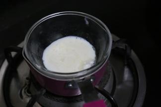 加入牛奶或酸奶拌匀