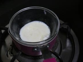 加入牛奶或酸奶拌匀