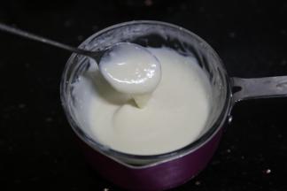 室温软化的奶油奶酪用手动打蛋器搅打细腻，加入牛奶吉利丁液拌匀