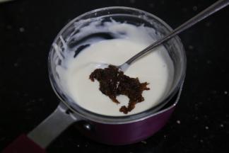 加入玫瑰花酱拌匀，甜度可以根据自家的玫瑰花酱加减一点哦