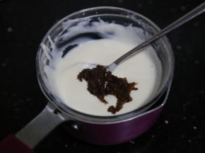 加入玫瑰花酱拌匀，甜度可以根据自家的玫瑰花酱加减一点哦