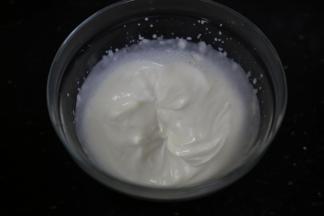 淡奶油加入糖粉打发至8成发，是能缓慢流动的状态