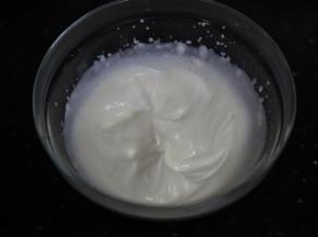淡奶油加入糖粉打发至8成发，是能缓慢流动的状态