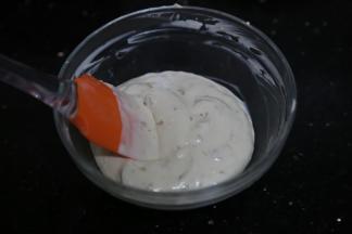 混合淡奶油和玫瑰奶酪酱